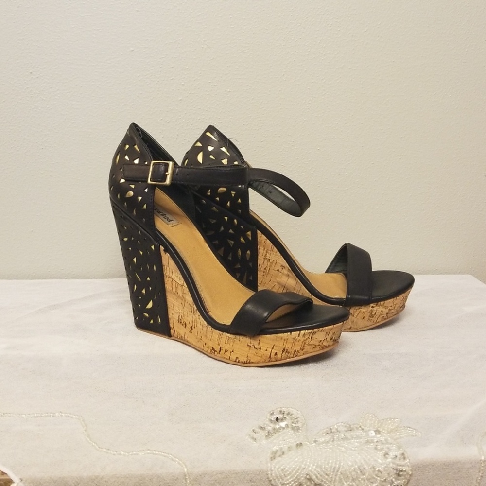 Not Rated wedges 8.5 black and gold